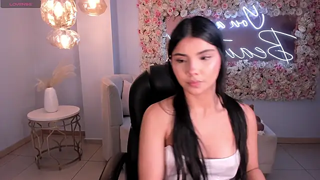 MiaLaurence online show from March 26, 2026, 7:08 pm