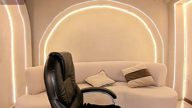 MiaLaurence online show from April 14, 2026, 7:53 pm