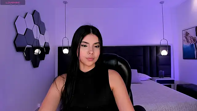MiaLaurence online show from May 30, 2026, 7:00 pm