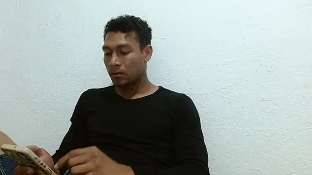 Snapshot of RyanLeon01 chatting on July 14, 2026, 10:48 pm RyanLeon01 online show from July 14, 2026, 10:48 pm