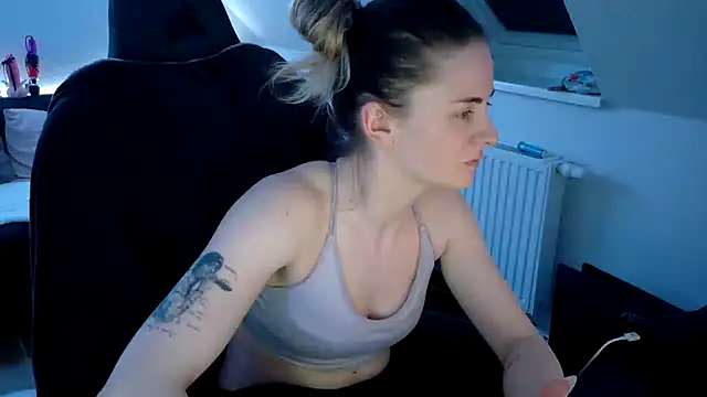 Melly4You online show from April 21, 2026, 9:28 pm