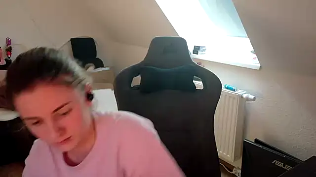 Melly4You online show from April 22, 2026, 5:14 pm