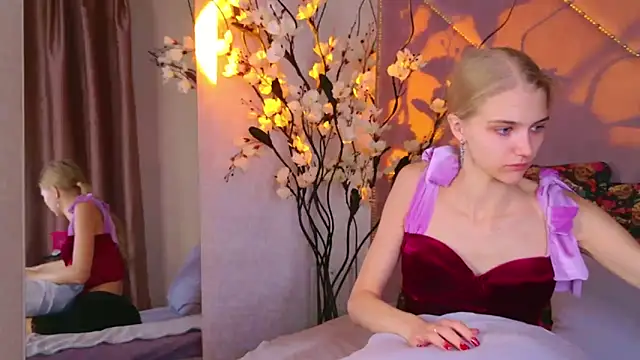 4example Chloe online show from October 29, 2025, 11:01 am