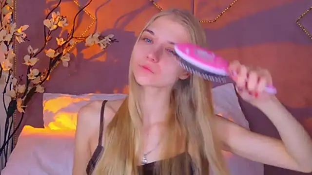 4example Chloe online show from November 6, 2025, 10:27 am