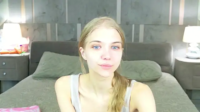 4example Chloe online show from April 3, 2026, 5:49 am