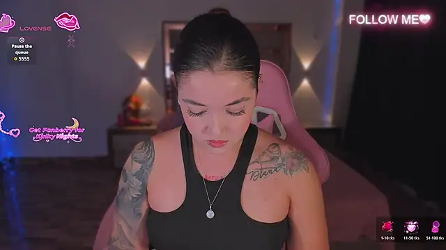 lunaarose online show from November 21, 2025, 1:48 am