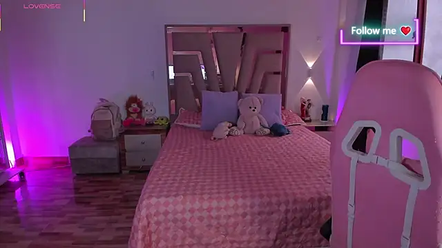 lunaarose online show from April 11, 2026, 7:51 pm