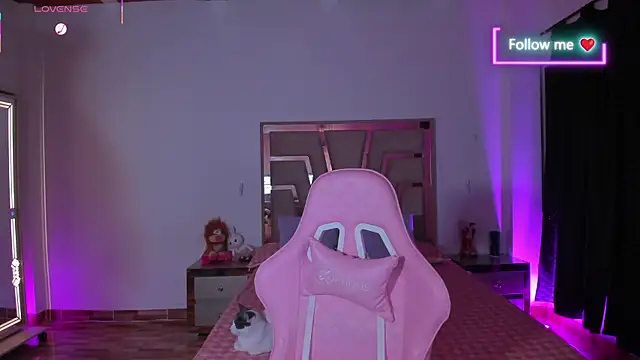 lunaarose online show from April 14, 2026, 3:12 am