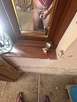 Snapshot of desir3dlund chatting on February 13, 2026, 8:32 am desir3dlund online show from February 13, 2026, 8:32 am