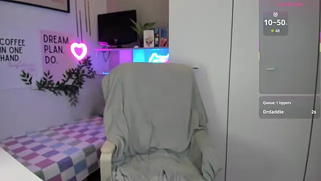 LiaWoow online show from November 14, 2025, 7:40 am