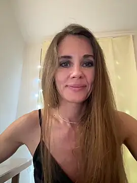 Snapshot of LucieMack chatting on September 26, 2025, 8:35 pm LucieMack online show from September 26, 2025, 8:35 pm