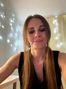Snapshot of LucieMack chatting on September 30, 2025, 7:08 pm LucieMack online show from September 30, 2025, 7:08 pm