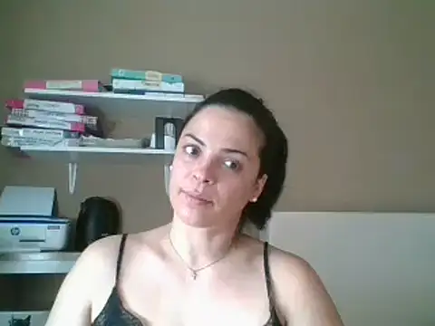 ITALIANASISIXX online show from May 27, 2026, 6:32 am