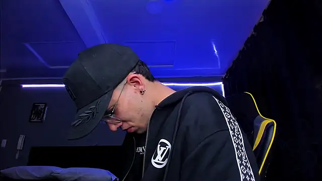 Snapshot of alexgiraldo__ chatting on November 3, 2025, 11:33 am alexgiraldo online show from November 3, 2025, 11:33 am