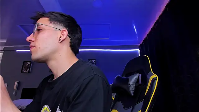 Snapshot of alexgiraldo__ chatting on November 8, 2025, 12:16 pm alexgiraldo online show from November 8, 2025, 12:16 pm