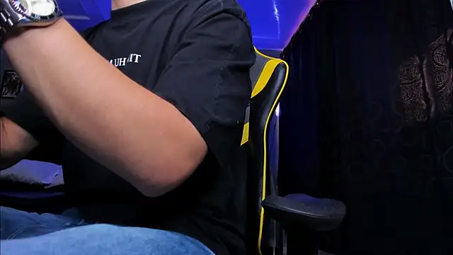 Snapshot of alexgiraldo__ chatting on November 10, 2025, 12:48 pm alexgiraldo online show from November 10, 2025, 12:48 pm