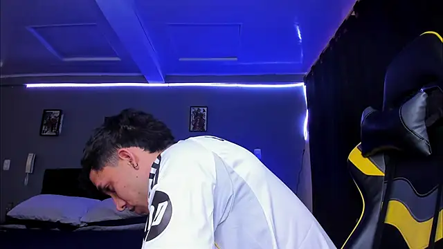 Snapshot of alexgiraldo__ chatting on November 13, 2025, 3:55 pm alexgiraldo online show from November 13, 2025, 3:55 pm