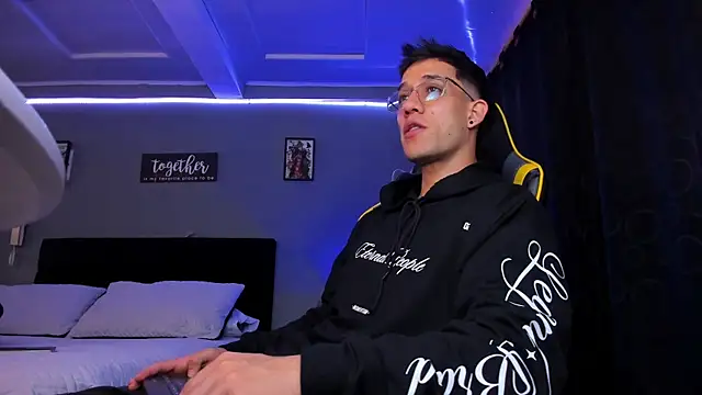 Snapshot of alexgiraldo__ chatting on December 2, 2025, 11:48 am alexgiraldo online show from December 2, 2025, 11:48 am