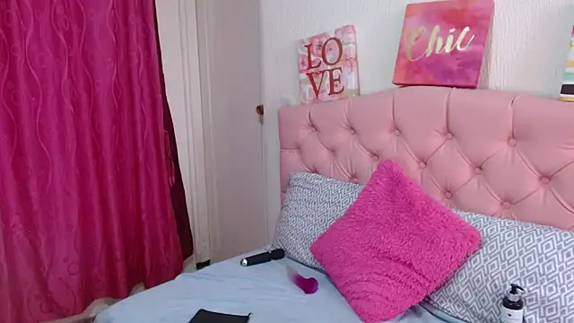 Snapshot of Emma-Flowers chatting on October 8, 2025, 7:11 pm Emma-Flowers online show from October 8, 2025, 7:11 pm