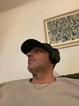 Maurinho3005 online show from April 15, 2026, 10:10 pm