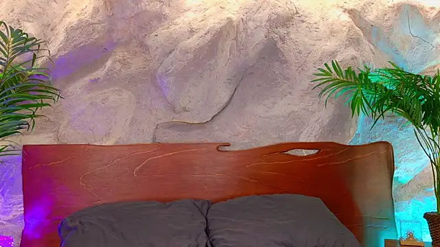 alisonn moon online show from April 8, 2026, 10:10 pm