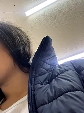 Alyha Cortes online show from November 6, 2025, 1:23 pm