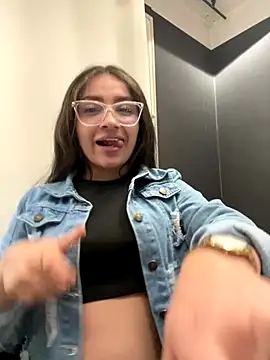 Alyha Cortes online show from November 22, 2025, 3:38 am