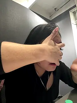 Emily Rivers  online show from November 27, 2025, 12:29 pm