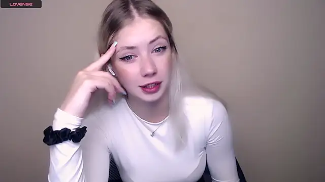 Snapshot of AliceHotty_ chatting on September 12, 2025, 6:24 am AliceHotty  online show from September 12, 2025, 6:24 am