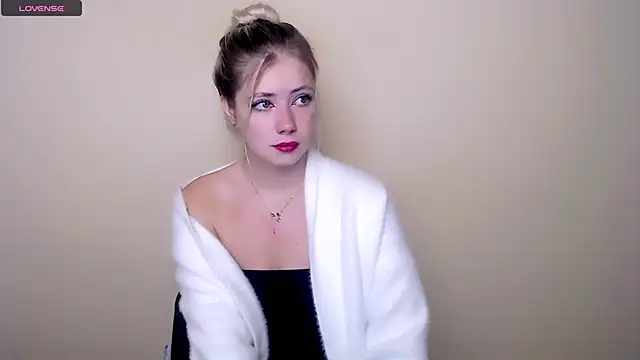 Snapshot of AliceHotty_ chatting on September 18, 2025, 7:43 am AliceHotty  online show from September 18, 2025, 7:43 am
