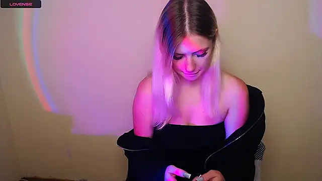Snapshot of AliceHotty_ chatting on October 13, 2025, 10:15 am AliceHotty  online show from October 13, 2025, 10:15 am
