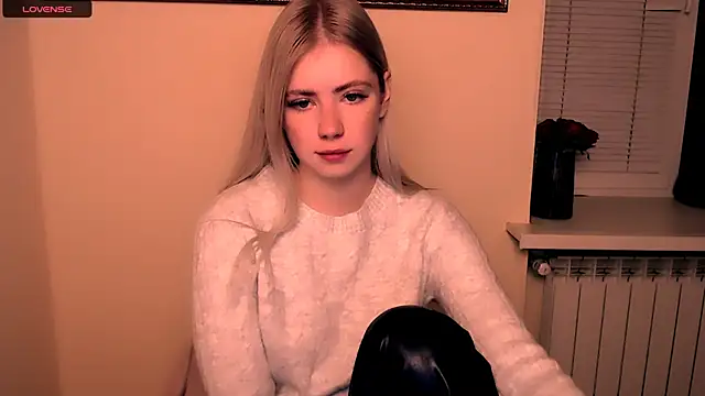 Snapshot of AliceHotty_ chatting on October 19, 2025, 10:05 am AliceHotty  online show from October 19, 2025, 10:05 am
