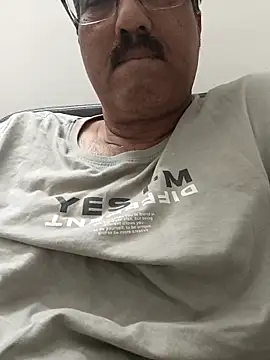 moonflower25 online show from April 12, 2026, 1:38 pm