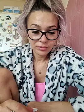 iSelena online show from September 15, 2025, 5:07 am