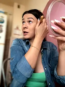 iSelena online show from October 15, 2025, 6:13 am