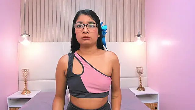 Snapshot of MelanyWayne_ chatting on April 27, 2026, 5:33 pm MelanyWayne online show from April 27, 2026, 5:33 pm