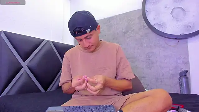  Leohot  online show from April 14, 2026, 3:12 am