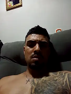 nnyzinho17 online show from December 17, 2025, 9:32 pm