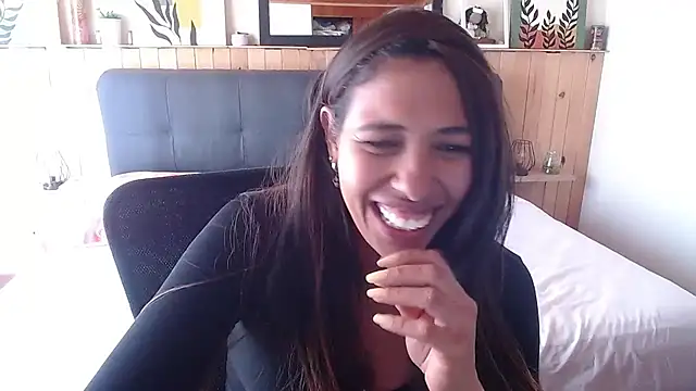 IVONNE COLLINS33 online show from September 10, 2025, 4:40 pm