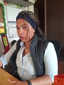 IVONNE COLLINS33 online show from April 13, 2026, 3:28 pm