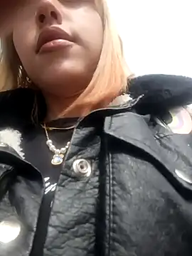 zohet kriss online show from October 7, 2025, 1:52 pm