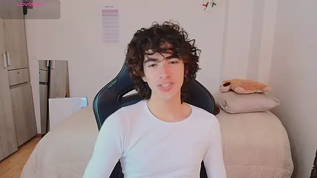 Nude Boy18 online show from February 13, 2026, 7:10 pm