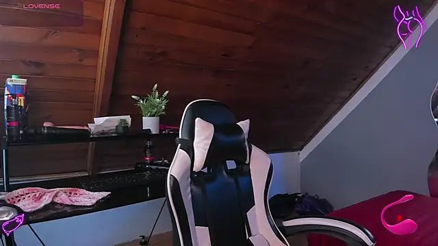 yumi hanna online show from December 17, 2025, 9:10 pm