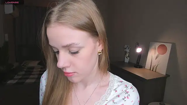 OdellaFrake online show from November 19, 2025, 7:14 pm