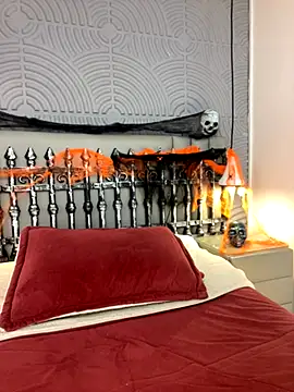 eviegothel  online show from October 29, 2025, 8:21 pm