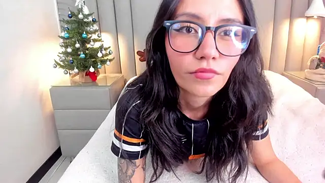 eviegothel  online show from December 15, 2025, 8:35 pm