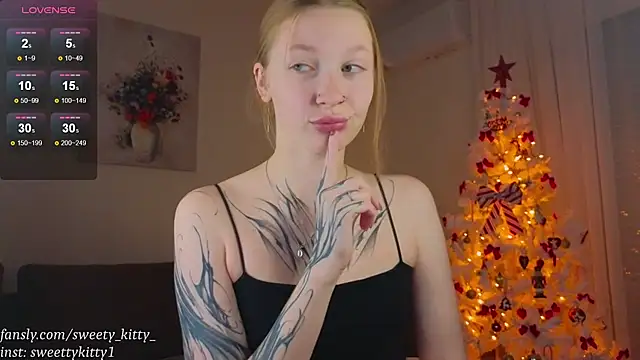 sweettykitty online show from December 15, 2025, 2:32 pm