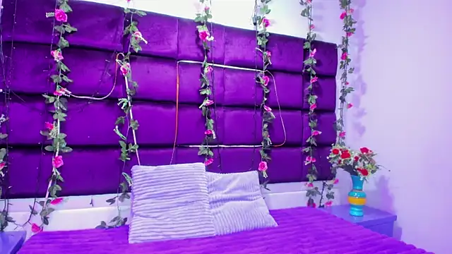 Nanis James online show from April 19, 2026, 2:55 am