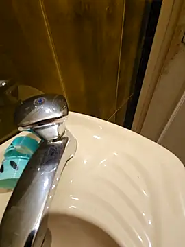 Snapshot of Stingles chatting on October 5, 2025, 12:58 pm Stingles online show from October 5, 2025, 12:58 pm