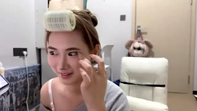 Snapshot of Ann-cookie chatting on November 7, 2025, 1:55 pm Ann-cookie online show from November 7, 2025, 1:55 pm